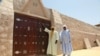 La porte de la mosquée du XVe siècle qui a été vandalisée par des djihadistes dans l'ancienne ville de Tombouctou au Mali. (Photo SEBASTIEN RIEUSSEC / AFP)
