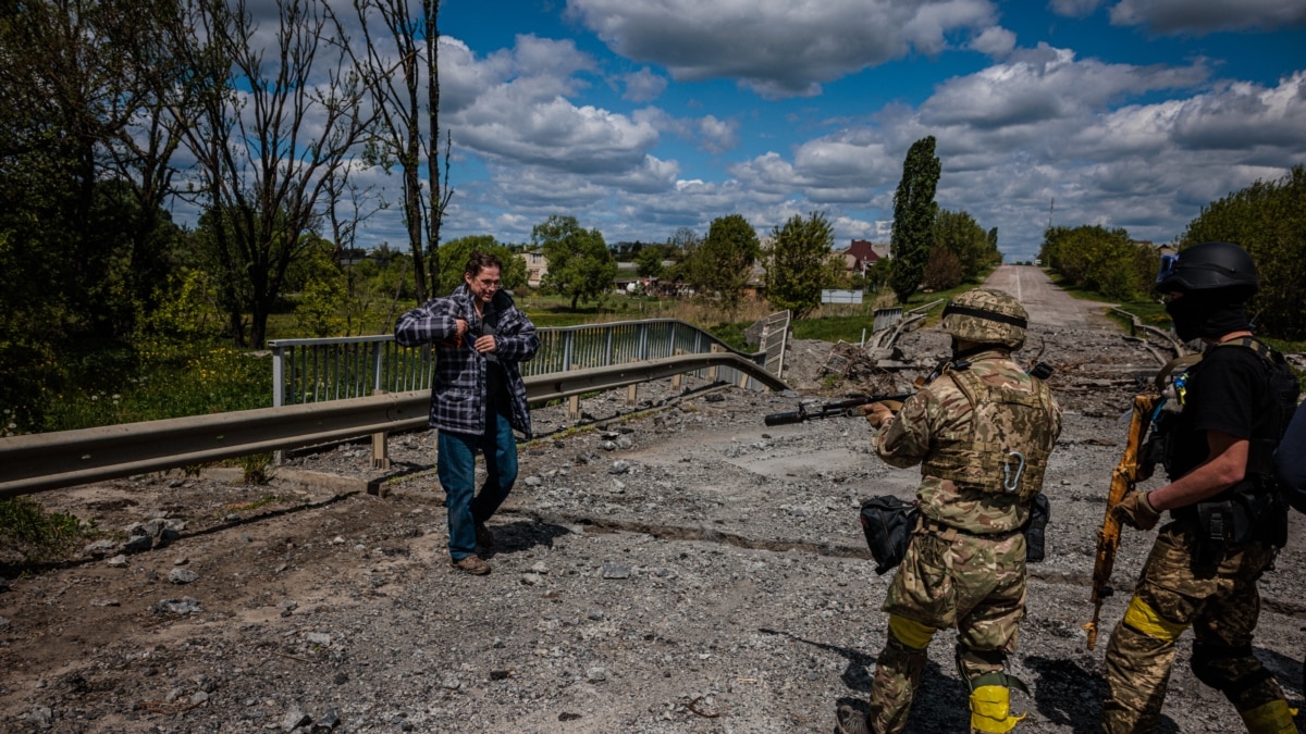 Ukraine Evacuates Some Fighters From Mariupol Steel Plant