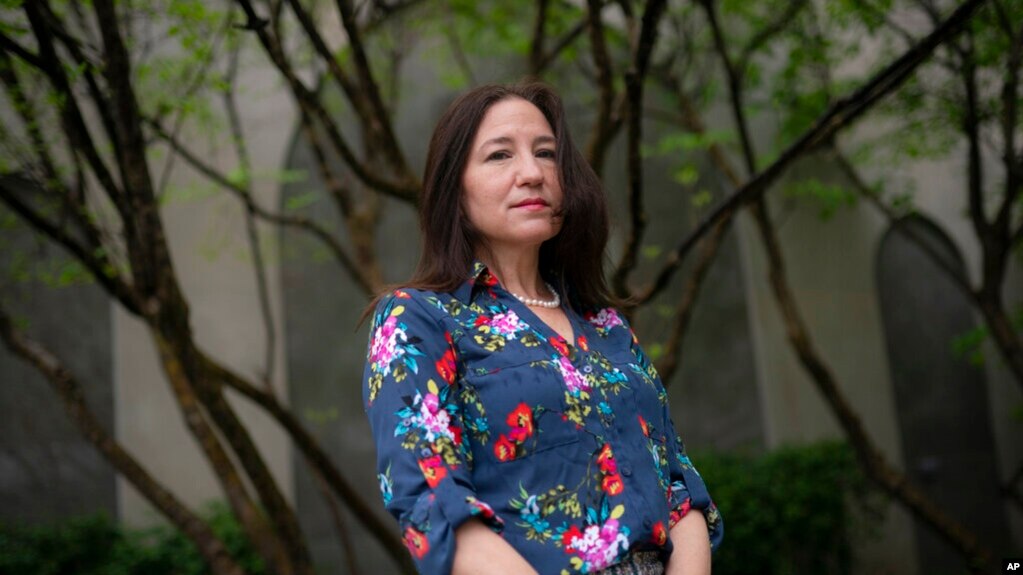Allyson Jacobs qëndron për të pozuar përpara qendrës së saj të punës në Nju Jork (4 maj 2022)