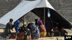 ফাইল ছবি—পাকিস্তানের কোয়েটায় কিছু আফগান শরণার্থী একটি অস্থায়ী তাঁবুর নিচে আশ্রয় নিয়েছেন। (৬ সেপ্টেম্বর, ২০২১) 