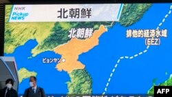 지난 1월 일본 도쿄 아키아바라의 대형 TV에서 북한 미사일 발사 관련 속보가 나오고 있다.