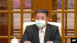 김정은 북한 국무위원장이 12일 마스크를 쓴 채 노동당 중앙위원회 정치국 회의를 시작하고 있다. (자료사진)