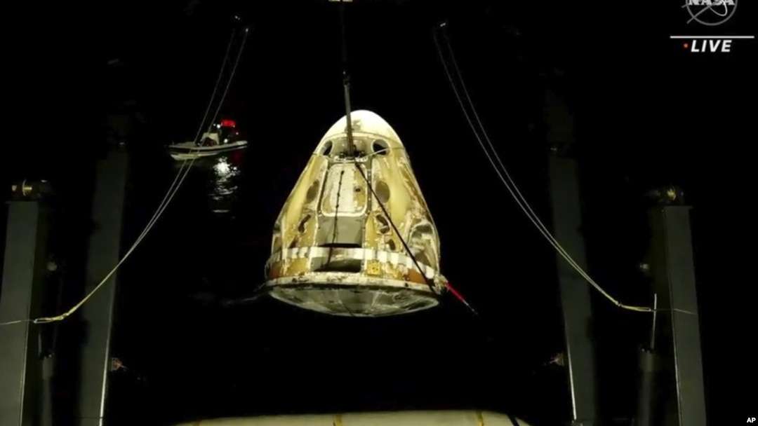 Kapsul luar angkasa SpaceX Dragon terangkat dari air setelah tercebur di Teluk Meksiko pada Jumat, 6 Mei 2022. (Foto: AP)