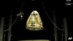 Kapsul luar angkasa SpaceX Dragon terangkat dari air setelah tercebur di Teluk Meksiko pada Jumat, 6 Mei 2022. (Foto: AP)