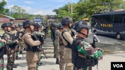 Personel TNI POLRI berbaris di Pos Komando Taktis Operasi Madago Raya saat kunjungan Panglima TNI Andika Perkasa, Jumat (13/5) (Foto: VOA/ Yoanes Litha)