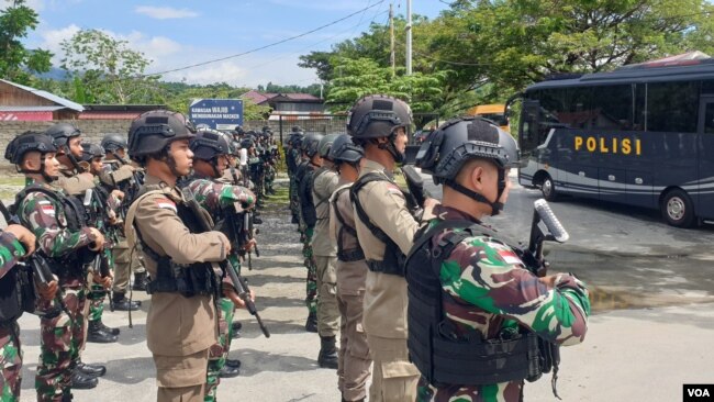 Personel TNI POLRI berbaris di Pos Komando Taktis Operasi Madago Raya saat kunjungan Panglima TNI Andika Perkasa, Jumat (13/5) (Foto: VOA/ Yoanes Litha)