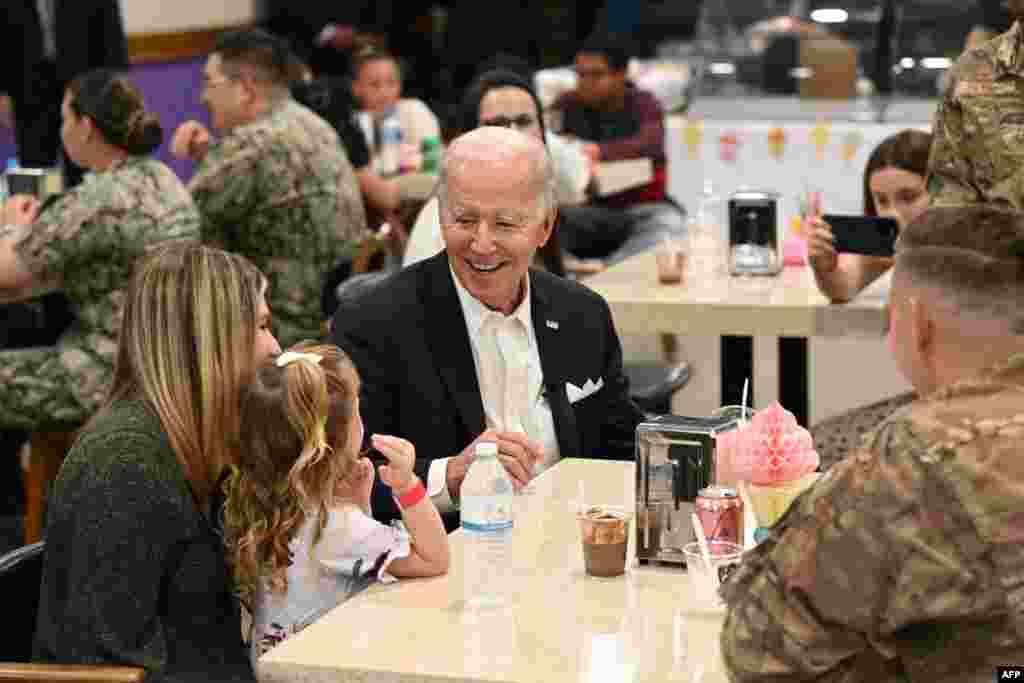 방한 중인 조 바이든(가운데) 미국 대통령이 22일 오산 공군기지 볼링장에서 주한미군 장병과 가족들을 격려하고 있다.