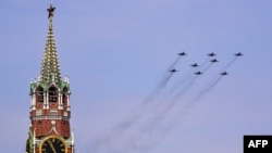 图为2022年5月7日俄罗斯在莫斯科红场举行的“胜利日”大阅兵彩排中，俄空天军的米格-29SMT战机以“Z"字形编队飞过红场上空，象征着支持俄罗斯对乌克兰采取的“特别军事行动”。