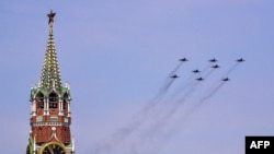 Pesawat-pesawat jet temput Rusia MiG-29SMT terbang di atas Lapangan Merah pada gladi resik Peringatan Hari Kemenangan Perang Dunia II di Moskow (7/5).