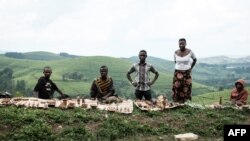 Des vendeurs locaux à l'entrée du parc national de Kibira, dans le nord-ouest du Burundi.