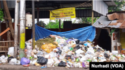 Meski pemerintah kota Yogyakarta memasang imbauan agar warga menahan sampah di rumah, pembuangan terus berjalan. (Foto: Nurhadi)