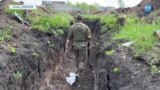 Ukraynalı Askerler Harkiv’i Hendeklerle Koruma Altına Aldı 