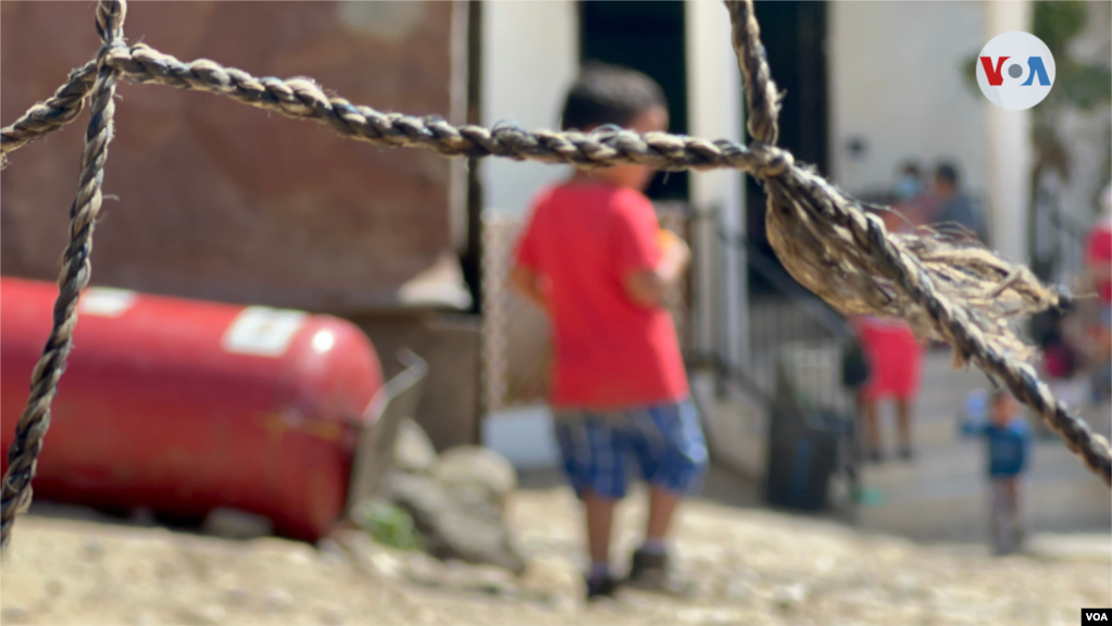 Un niño migrante camina por donde se ha instalado una cancha de fútbol improvisada. Este espacio que ha ido creciendo para asistir las necesidades de esta comunidad. Foto: Celia Mendoza, 9 de abril de 2022. Tijuana, México.