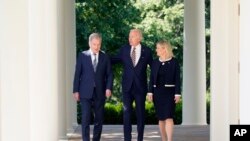 El presidente Joe Biden, acompañado por la primera ministra sueca, Magdalena Andersson, y el presidente finlandés, Sauli Niinisto, sale para hablar en el jardín de rosas de la Casa Blanca en Washington DC, el jueves 19 de mayo de 2022. 