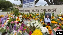 加州橙縣拉古納伍茲市日內瓦基督長老會教堂外放滿花束，悼念5月15日教堂槍擊案中的受害者。 （美國之音記者李逸華攝）