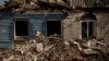Una casa yace en ruinas en Malaya Rohan, una localidad recapturada por las fuerzas ucranianas, el domingo 8 de mayo de 2022, a las afueras de Járkiv, Ucrania. 