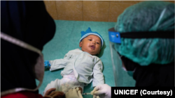 Menurut Kemenkes, dalam imunisasi dasar lengkap, bayi berusia kurang dari 24 jam diberikan imunisasi Hepatitis B (HB-0). (Foto: UNICEF)