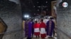 Sacerdotes visitan la imagen de la Sangre de Cristo, impactada por una explosión en la Catedral de Managua. Foto VOA