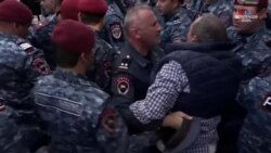 «Ո՞վ են սրանք»․ ոստիկանները փորձում են բռնությամբ բերման ենթարկել ԱԺ պատգամավոր Արծվիկ Մինասյանին