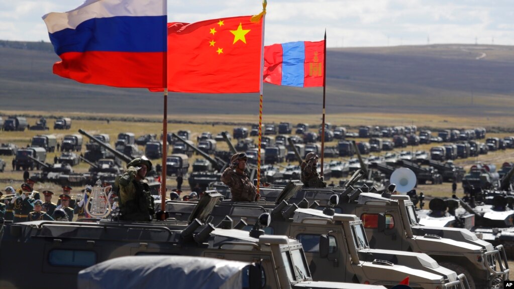资料照：中国、俄罗斯和蒙古国军人手举各国国旗在俄罗斯西伯利亚参加联合军演。（2018你按9月13日）(photo:VOA)