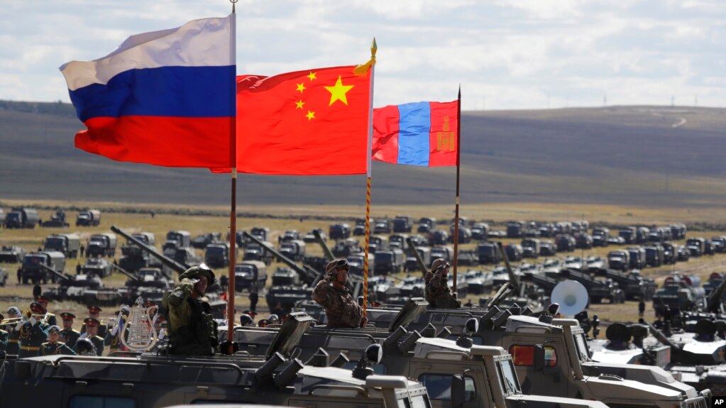 资料照：2018年举行的“东方-2018”演习，三面国旗从左至右分别是俄罗斯、中国和蒙古国旗(photo:VOA)