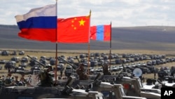 資料照：2018年舉行的“東方-2018”演習，三面國旗從左至右分別是俄羅斯、中國和蒙古國旗