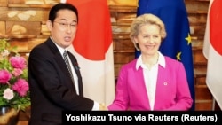 
Presiden Komisi Eropa Ursula von der Leyen berjabat tangan dengan Perdana Menteri Jepang Fumio Kishida di Tokyo, Jepang 12 Mei 2022. 