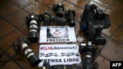 Vista de cámaras de fotoperiodistas durante una protesta el 27 de mayo de 2016 en Cali, Colombia, pidiendo la liberación de Diego D'Pablos y el camarógrafo Carlos Melo, ambos periodistas de Noticias RCN.