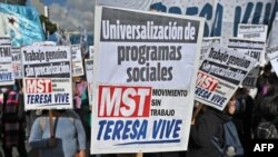 Anggota dari organisasi sosial dan kelompok politik sayap kiri berunjuk rasa menetang inflasi yang terus meroket di Argentina dalam aksi yang digelar di Buenos Aires, pada 12 Mei 2022. (Foto: AFP/Luis Robayo)