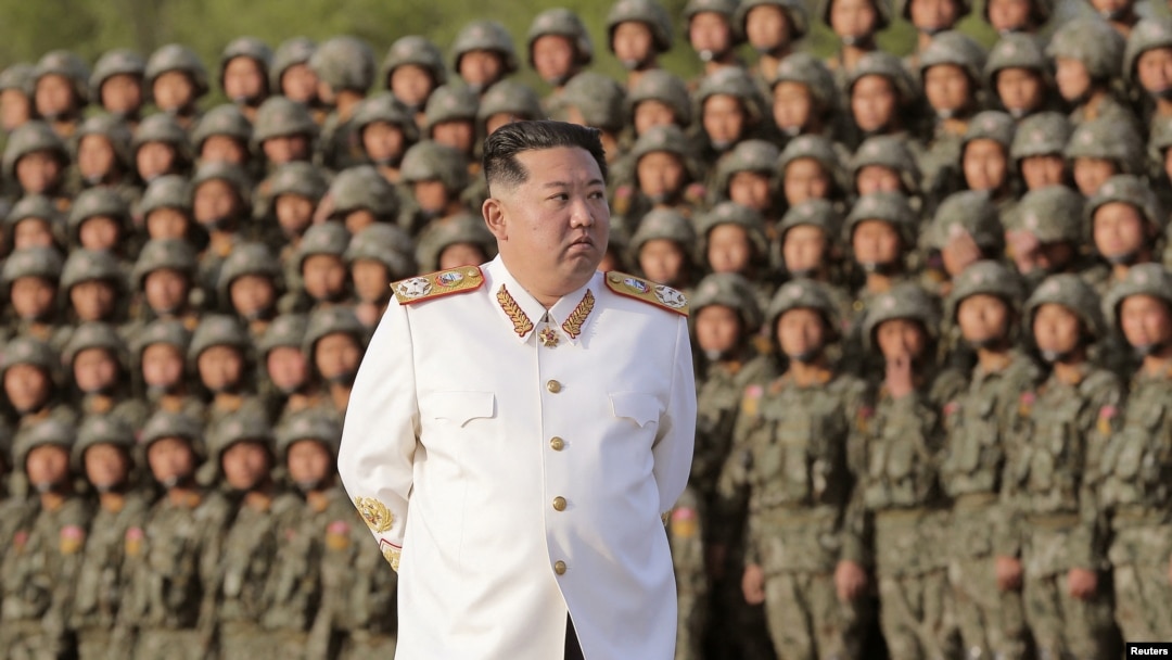 Pemimpin Korea Utara Kim Jong Un bertemu dengan pasukan yang ikut serta dalam parade militer untuk memperingati ulang tahun ke-90 berdirinya Tentara Revolusioner Rakyat Korea. (Foto: KCNA via Reuters)