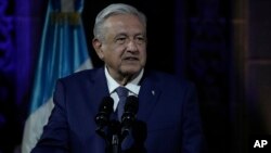 El presidente mexicano Andrés Manuel López Obrador criticó la exclusión de Cuba, Venezuela y Nicaragua de la Cumbre de las Américas y afirmó el martes 10 de mayo de 2022 que está considerando no asistir a la reunión si no se invita a todos los países. (AP Foto/Moisés Castillo)