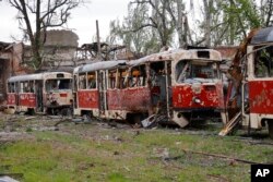 Uništeni tramvaji stoje u depou u Marijupolju, teritoriji pod kontrolom samoproglašene Donjetske Narodne Republike, istočna Ukrajina, 21. maja 2022.