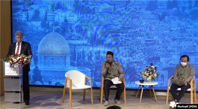 Duta Besar Palestina untuk RI, Dr. Zuhair Al Shun (berdiri) ketika menyampaikan Ambassadorial Lecture di kampus UII, Yogyakarta, Selasa (17/5).