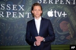 Aktor Tom Hiddleston di acara pemutaran serial layanan streaming "The Essex Serpent" di London, 24 April 2022 (dok: Joel C Ryan/Invision/AP)