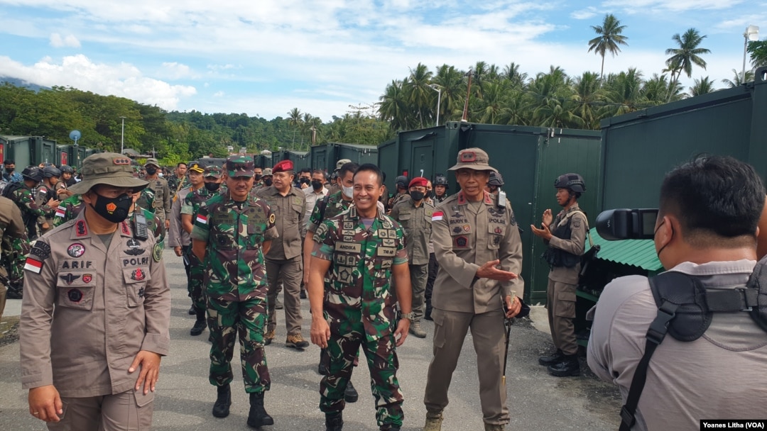 Panglima TNI Jenderal Andika Perkasa tiba di Pos Komando Taktis Operasi Madago Raya, Poso, Sulawesi Tengah. (Foto : VOA/Yoanes Litha)