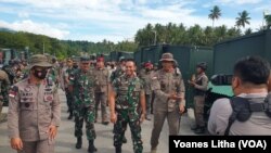 Panglima TNI Jenderal Andika Perkasa tiba di Pos Komando Taktis Operasi Madago Raya, Poso, Sulawesi Tengah. (Foto : VOA/Yoanes Litha)