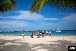 Los turistas disfrutan de una playa en Punta Cana en República Dominicana, el 7 de enero de 2022.