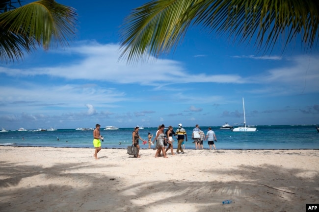Los turistas disfrutan de una playa en Punta Cana en República Dominicana, el 7 de enero de 2022.