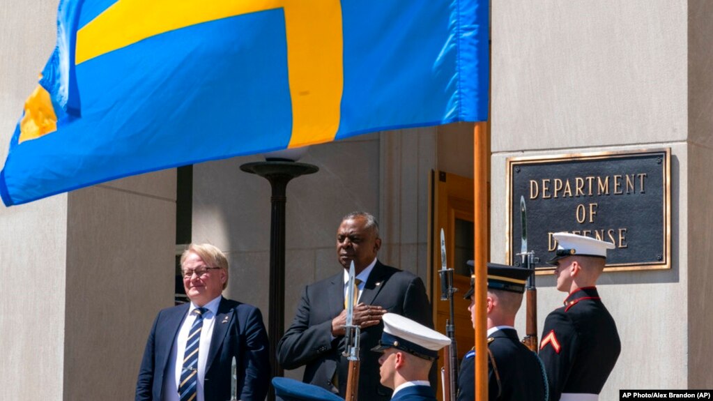 瑞典国防大臣胡尔特奎斯特抵达五角大楼后在美国国防部长奥斯汀陪同下观看欢迎仪式。(2022年5月18日)(photo:VOA)