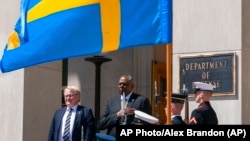 瑞典与芬兰正式申请加入北约之际 瑞典国防大臣访问五角大楼（视频）