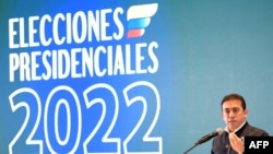 El Registrador Nacional de Colombia, Alexander Vega, habla después del sorteo de la posición de los candidatos en la tarjeta electoral, en Bogotá, el 29 de marzo de 2022. - Colombia realizará elecciones presidenciales el 29 de mayo de 2022. (Foto de Raúl ARBOLEDA / AFP)