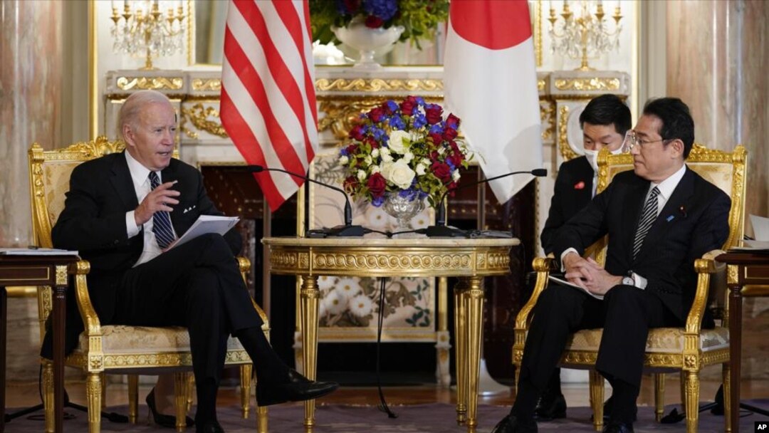 El presidente de EEUU, Joe Biden, habla con el primer ministro japonés Fumio Kishida durante un encuentro bilateral en Tokio el 23 de mayo de 2022.