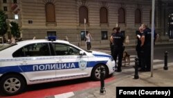 Policijski automobil ispred Narodnog muzeja u Beogradu, posle dojave o podmetnutoj bombi, 16. maj 2022. (Fonet)