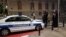 Policijski automobil ispred Narodnog muzeja u Beogradu, posle dojave o podmetnutoj bombi, 16. maj 2022. (Fonet)