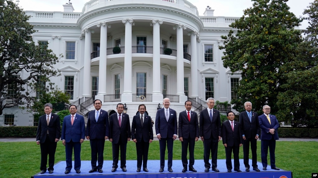 2022年5月12日，美国总统拜登与东盟国家领导人在白宫南草坪集体合影。（美联社）(photo:VOA)