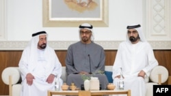 Picha ya viongozi wa Umoja wa falme za kiarabu, Sheikh Sultan bin Mohammed al -Qasimi (kushoto), mwanafamle wa Abu Dhabi, Sheikh Mohammed bin Zayed al Nahyan ( katikati) na waziri mkuu na kiongozi wa Dubai, Sheikh Mohammed bin Rashid al-Maktoum (kulia). Picha ya AFP