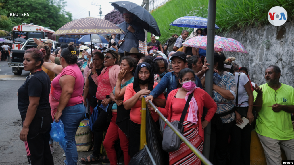 A las afueras de la prisión La Esperanza, personas esperan noticias de familiares detenidos durante el estado de emergencia en El Salvador.