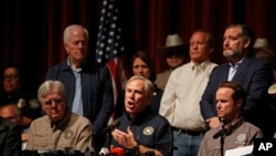 El gobernador de Texas, Greg Abbott (centro) ofrece actualización sobre el tiroteo ocurrido el martes en una escuela primaria de Uvaldey que le costó la vida a 19 niños y dos maestros, el 25 de mayo de 2022.