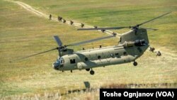 Воени хеликоптери, пешадија, падобранци од НАТО армиите учествуваа на денешната показна вежба на Криволак
