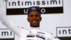 Biniam Girmay Hailu, célèbre son maillot blanc de meilleur jeune coureur sur le podium après la première étape de la course cycliste Giro d'Italie 2022, Hongrie, le 6 mai 2022.